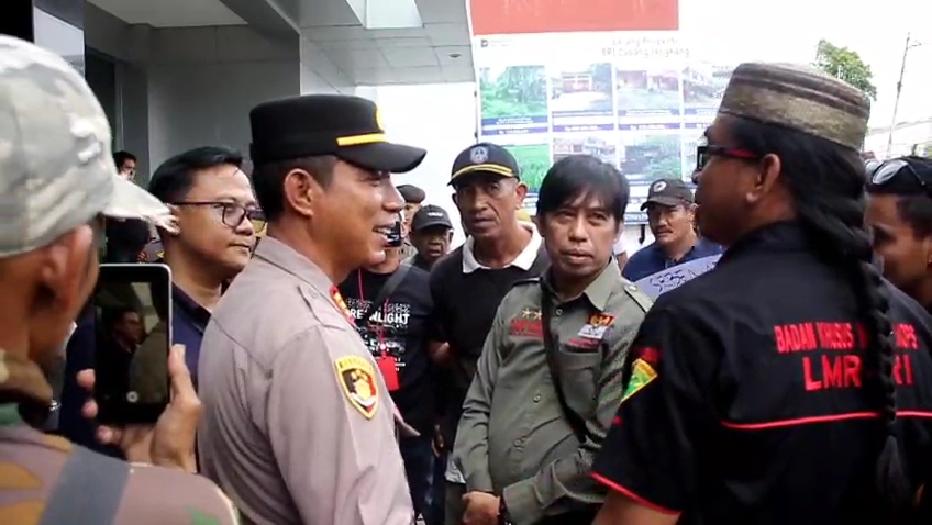 Kapolsek Tempe Jadi Penengah Aksi WASPAMOPS LMR-RI di Depan BRI&nbsp;Sengkang