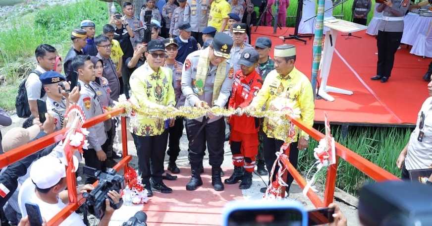 Kapolda Sulsel Resmikan Jembatan Gantung Satya Haprabu Lakellu di&nbsp;Soppeng