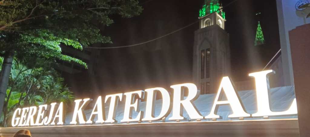 Polisi Siaga Amankan Malam Misa Natal 2025, Arus Lalu Lintas di Sekitar Gereja Makassar&nbsp;Terkendali