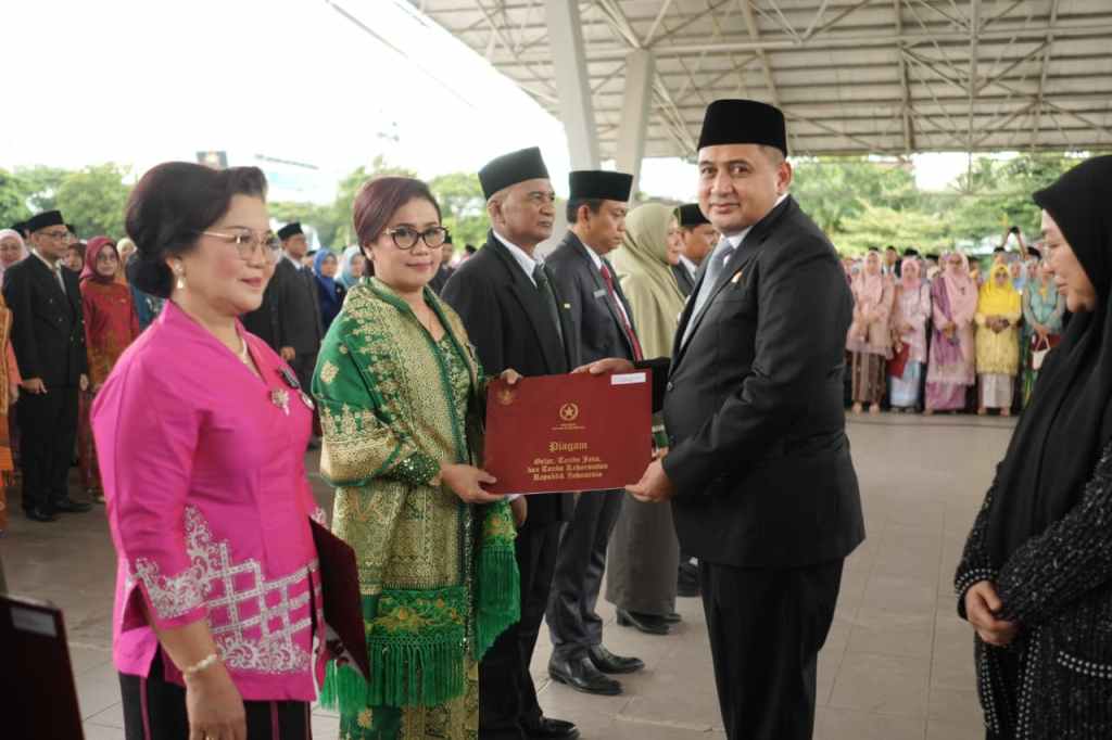 Wali Kota Makassar Anugerahkan Satyalancana Karya Satya kepada 830&nbsp;PNS