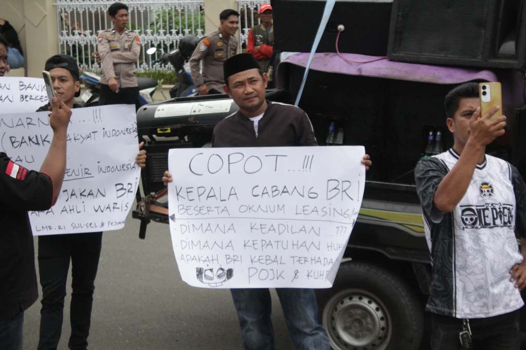 Spanduk bertuliskan “Copot Pimpinan Cabang BRI Wajo” terpampang dalam aksi unjuk rasa yang digelar WASPAMOPS&nbsp;LMR-RI.