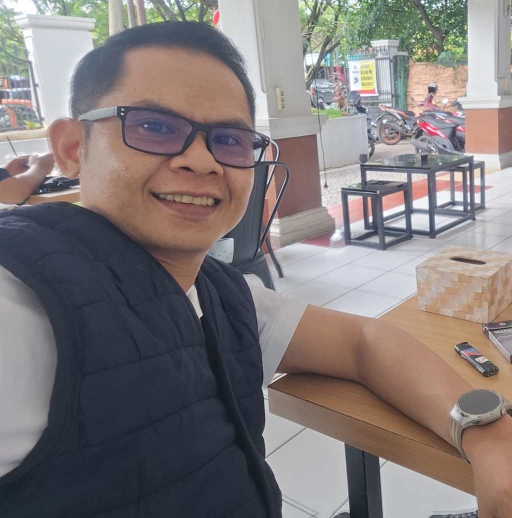 Sarjana di Balik Ojek Online: Alarm Kegagalan Arah Pembangunan&nbsp;Ekonomi