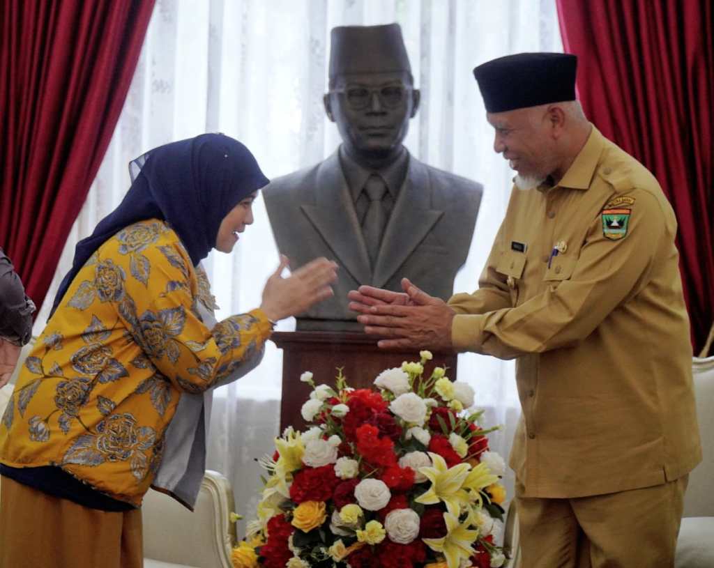 Aliyah Mustika Ilham Serahkan Bantuan Kemanusiaan Pemkot Makassar ke Sumatera&nbsp;Barat