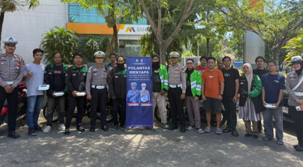 Satlantas Polres Wajo Sasar Ojol dan Kurir di Jalan Bali Sengkang, Bagikan Paket Makanan Jumat Berkah