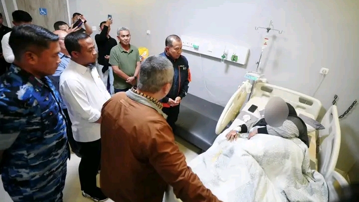 Gubernur Sulsel Jenguk Keluarga Awak ATR yang Dirawat di RSAU Makassar
