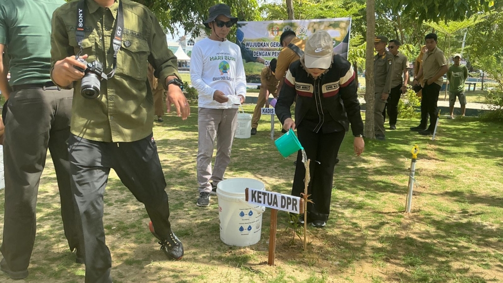 Wakil Ketua DPRD Wajo Andi Merly Iswita Ikut Tanam Pohon Serentak, Dorong Gerakan Lingkungan Berkelanjutan