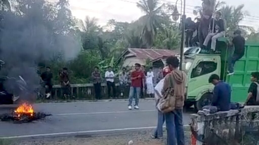 Tuntut Pembentukan Provinsi Luwu Raya, Warga dan Mahasiswa Berunjuk Rasa di Batulappa