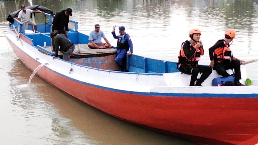 Azis Dg. Malewa, Nelayan Kampong Pabbelle Belum Pulang dari Melaut di Teluk Bone