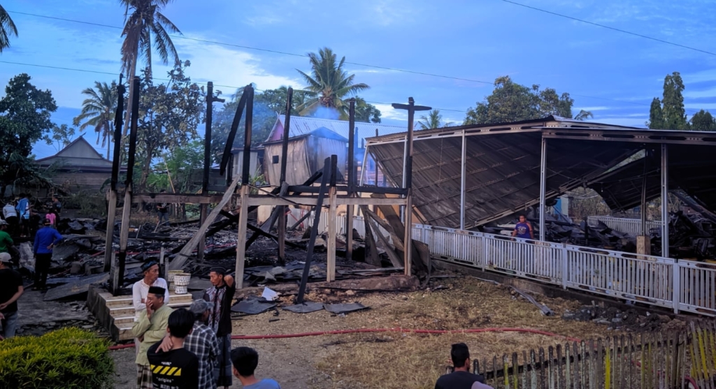 Korsleting Listrik Picu Kebakaran Dua Rumah Panggung di Takkalalla, Satu Warga Tewas