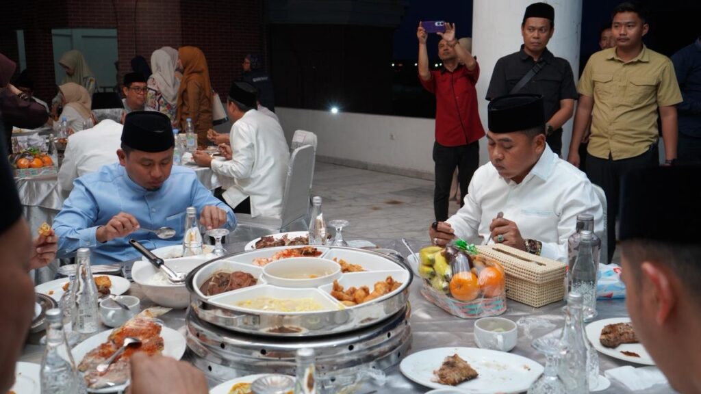 Di Masjid 99 Kubah, Bupati Wajo Perkuat Silaturahmi dengan Gubernur dan Kepala Daerah Sulsel