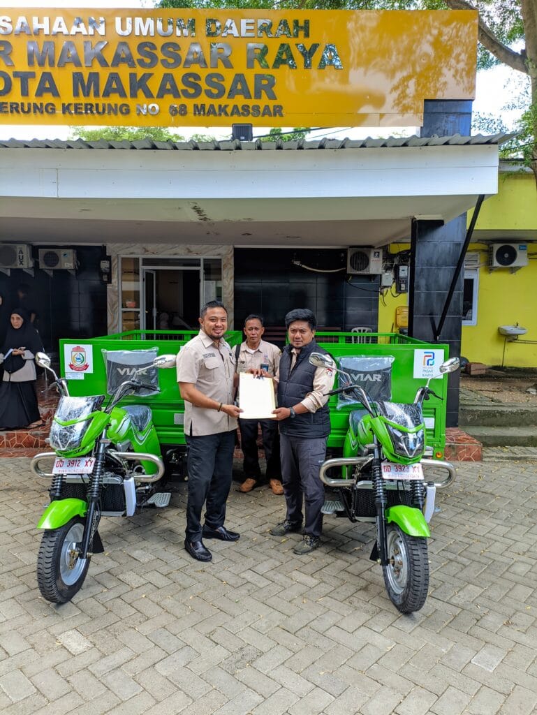 Bank Sulselbar Tambah Bantuan, Perumda Pasar Terima 2 Motor Viar untuk Petugas Kebersihan