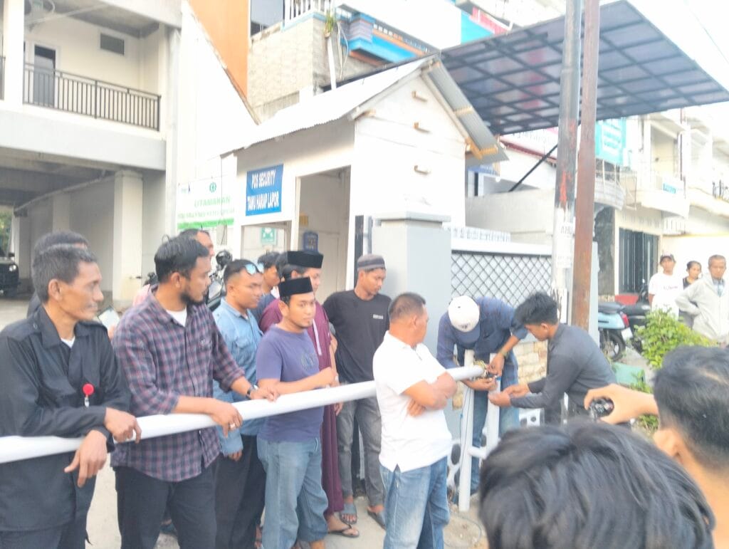 Aksi ALMAMATER di Wajo Memanas, Kantor PT GSI Disegel Massa.