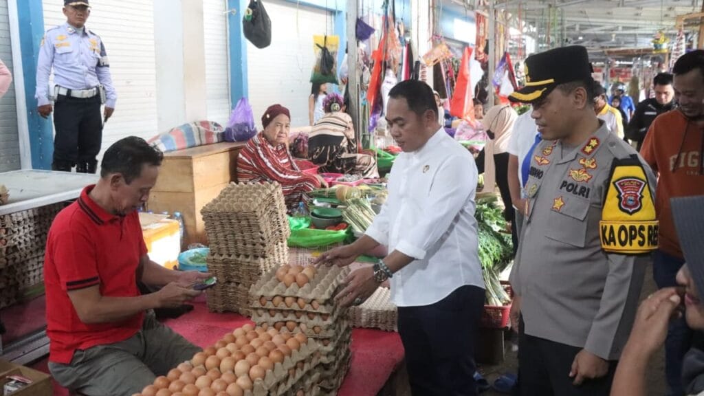 Bupati Andi Rosman Pimpin Pantauan Harga di Pasar Mini Sengkang Jelang Lebaran Idul Fitri 1447 H