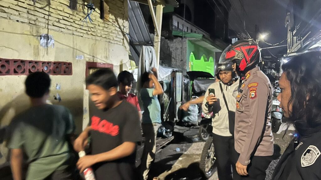 AKP Tri Husada Pimpin Patroli Cipta Kondisi, Bubarkan Tongkrongan Pemuda di Mamajang