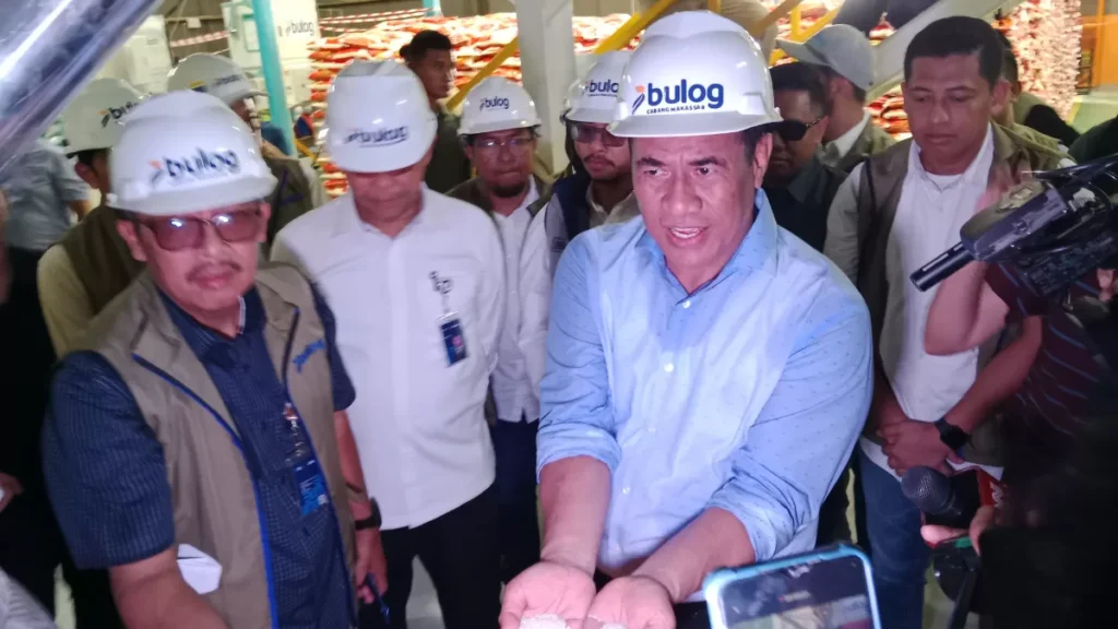 Tinjau Gudang Panaikang, Mentan Amran Pastikan Sulsel Banjir Stok Beras