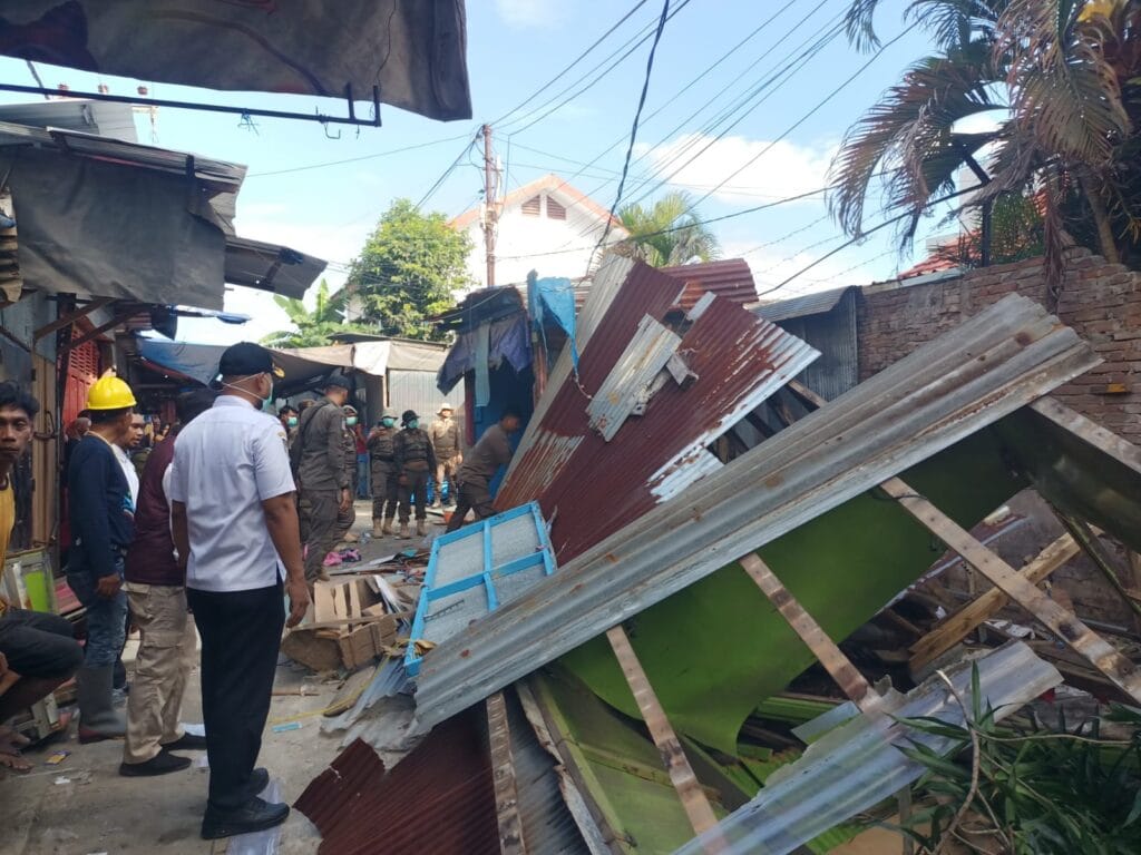 Lapak Berdiri 35 Tahun Ditertibkan, 16 Pedagang di Ujung Tanah Direlokasi