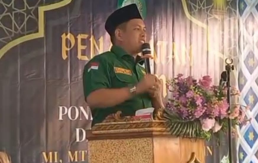 Hadiri Wisuda Ponpes Darus Shalihin Berru, Sufriadi Arif Serahkan Bantuan Pengembangan Pesantren