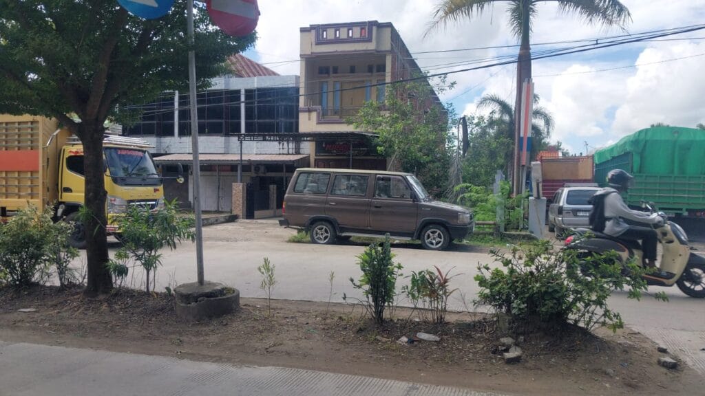 Masyarakat Geram! Antrean di SPBU Pertamina Amesangeng Hambat Akses Rumah Dan Usaha Warga