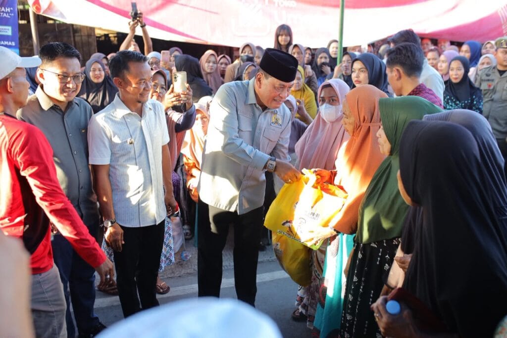 Kunjungi daerah pemilihan, Nurdin Halid Bantu Korban Bencana Banjir di Bone