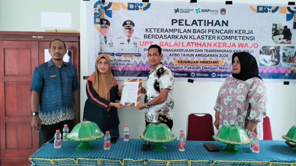 Disnakertrans Wajo Serahkan SK FKLPID kepada PT EEES, Perkuat Sinergi Pelatihan dan Industri