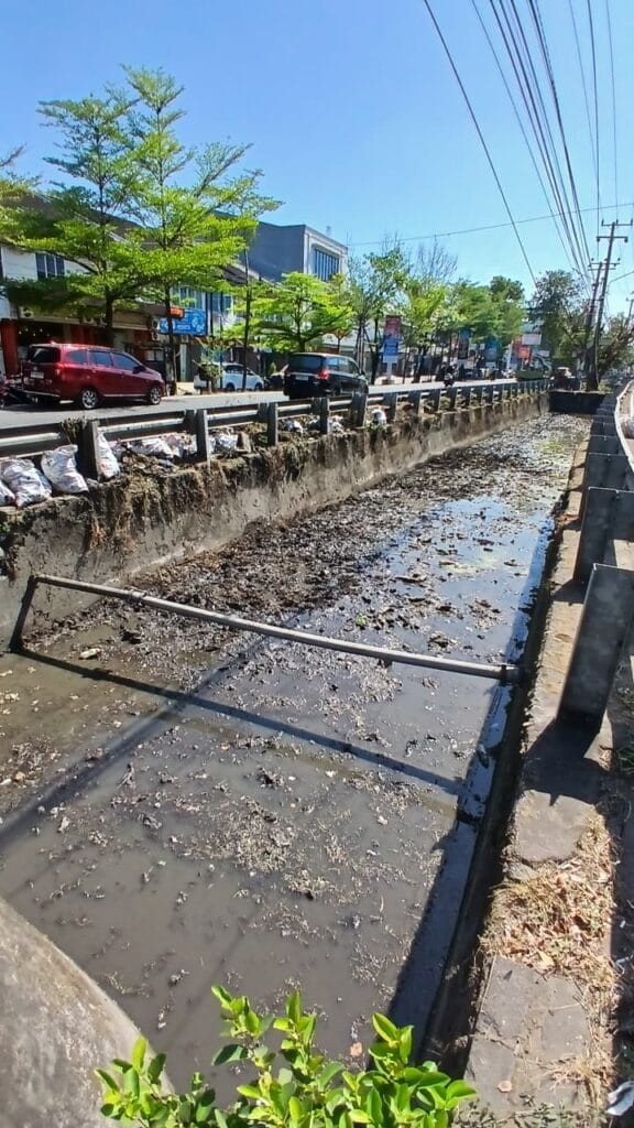 Tindaklanjuti Aduan Lontara Plus, Satgas Drainase PU Makassar Normalisasi Saluran Kanal