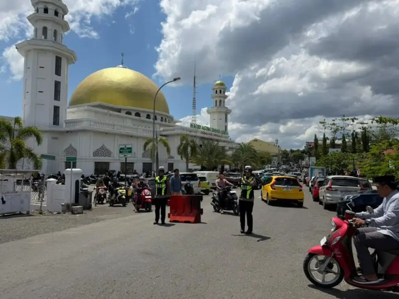 Cegah Kemacetan, Satlantas Polres Wajo Atur Lalu Lintas Jemaah Sholat Jumat