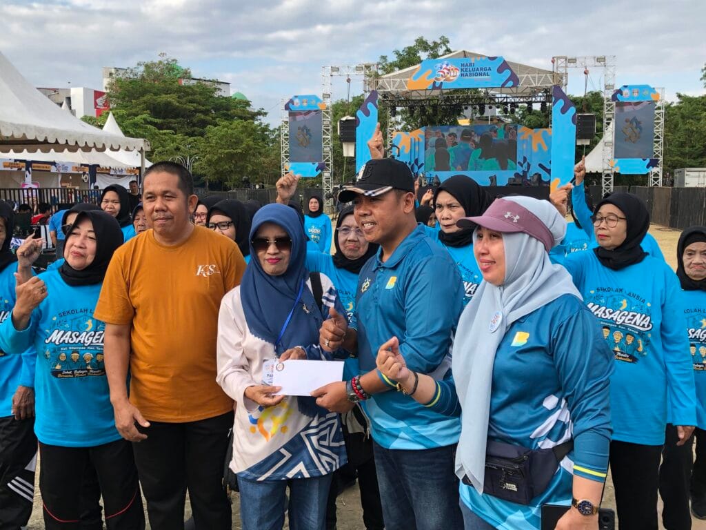 Momen Haru Harganas, Lansia Dapat Hadiah dari Bupati Wajo