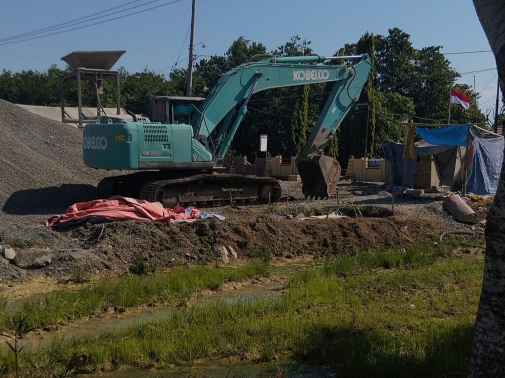 Stockpile di Depan Polsek Bola Disorot, Lumpur Kerap Meluap ke Jalan dan Diduga Rusak Drainase
