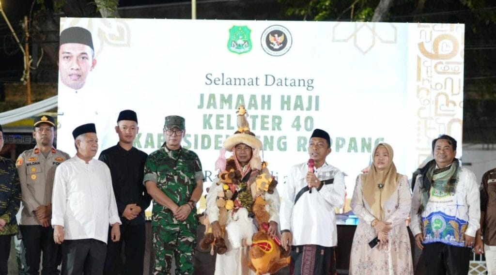 Jemaah Haji Sidrap Kloter 40 Tiba di Kampung Halaman, Disambut Haru di Rujab Bupati