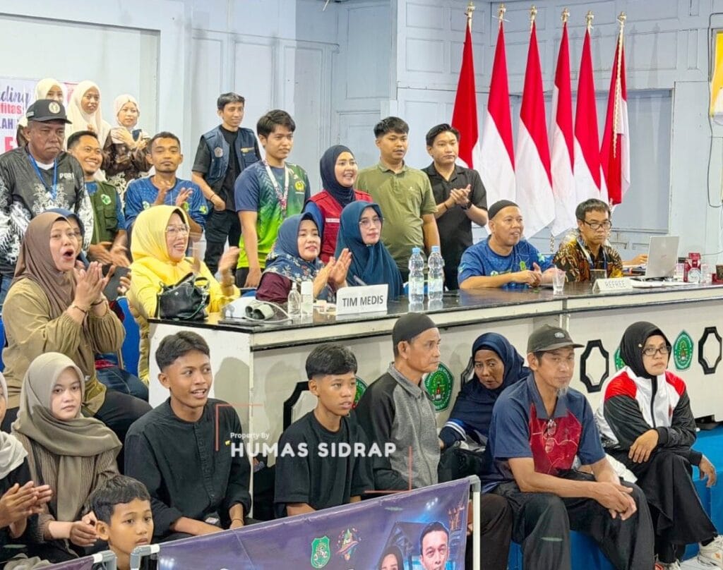 Turun Langsung ke Arena, Nurkanaah Beri Dukungan untuk Kontingen PGRI Sidrap